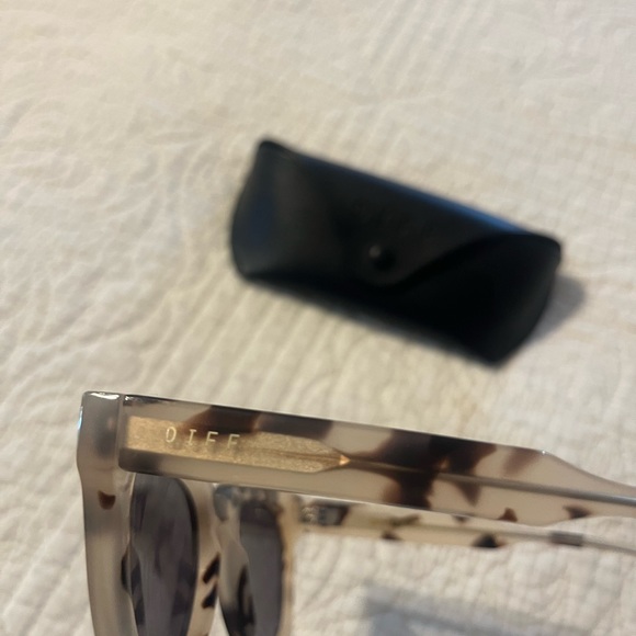 DIFF sunglasses - cream tortoise shell - Picture 3 of 5